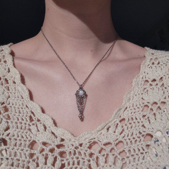 Antique style white pearl long chainmaille necklace with a small silver chain - Picture 8 of 8